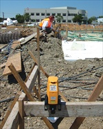 Laserski nivelir PLS-90 na gradbi��u zunaj